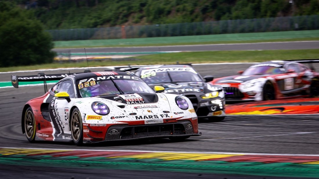 Niki Leutwiler, susținut de QWP, reprezentat printre campioni, în muzeul Porsche