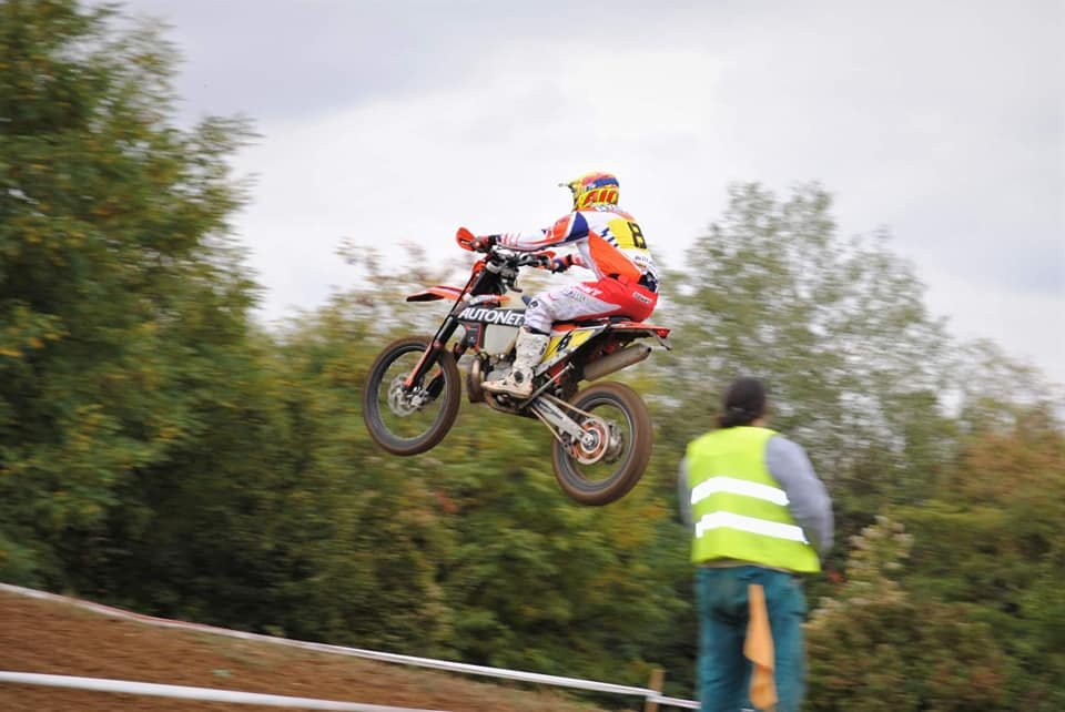 Mani megőrzi vezetői pozícióját az ellenséges körülmények ellenére